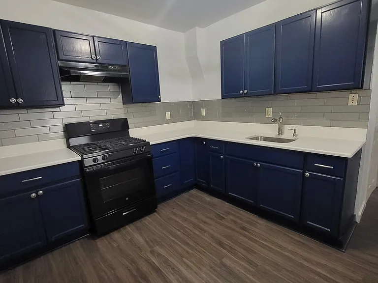1115 W 6th St — Photo 5