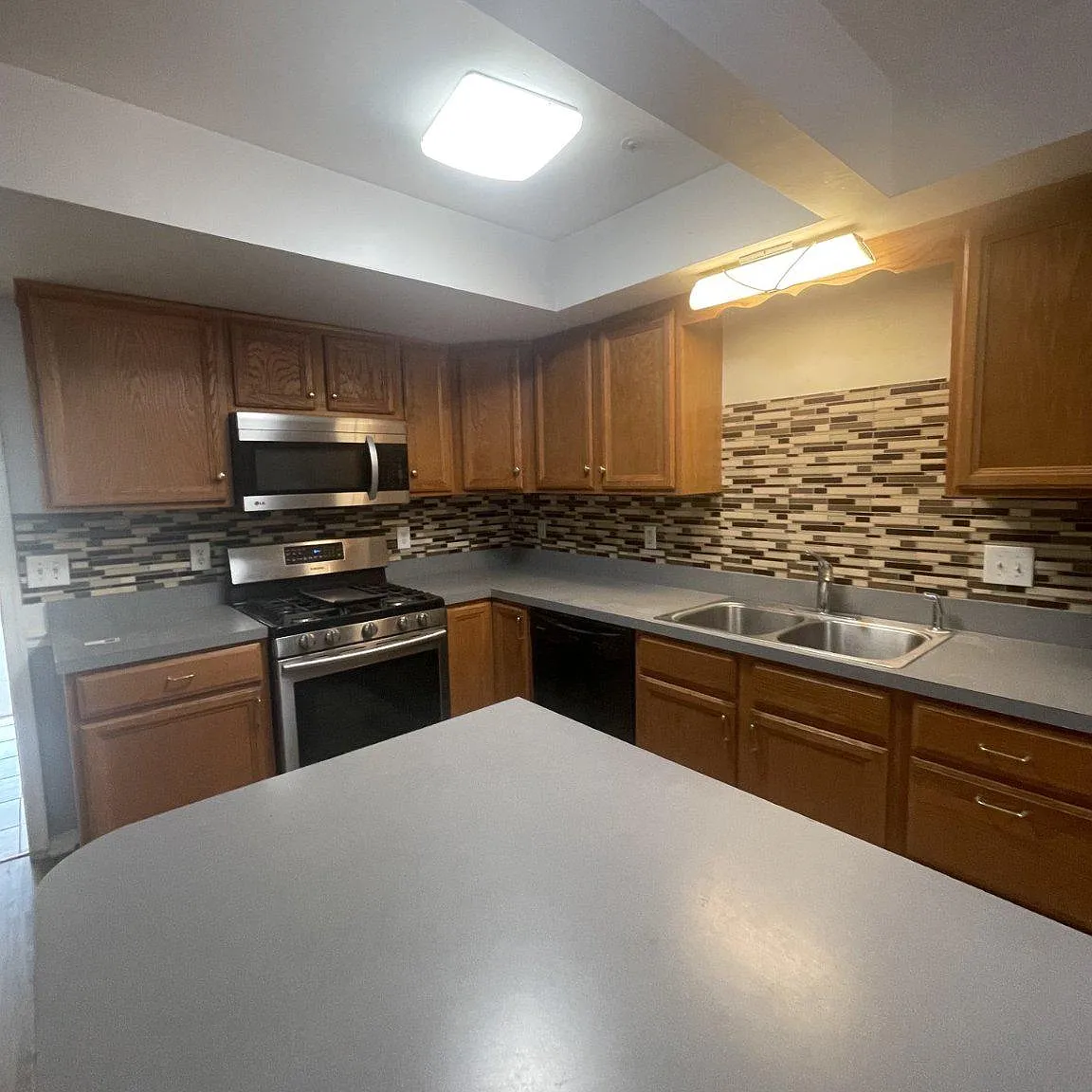 3 bed, 3.5 bath, 1920 sqft, $2,050 — Photo 2