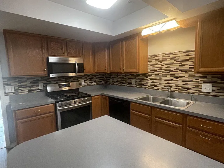1323 Lindsay Ln — Photo 6