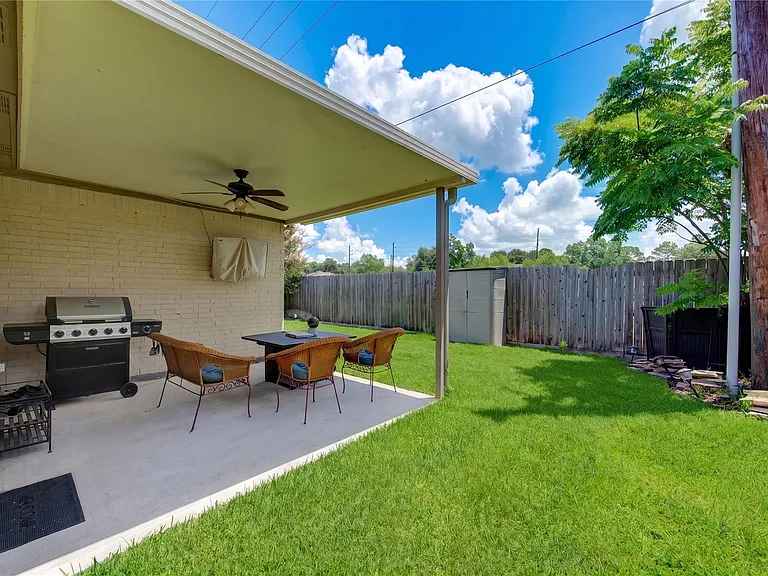 1811 Emerald Green Dr — Photo 34