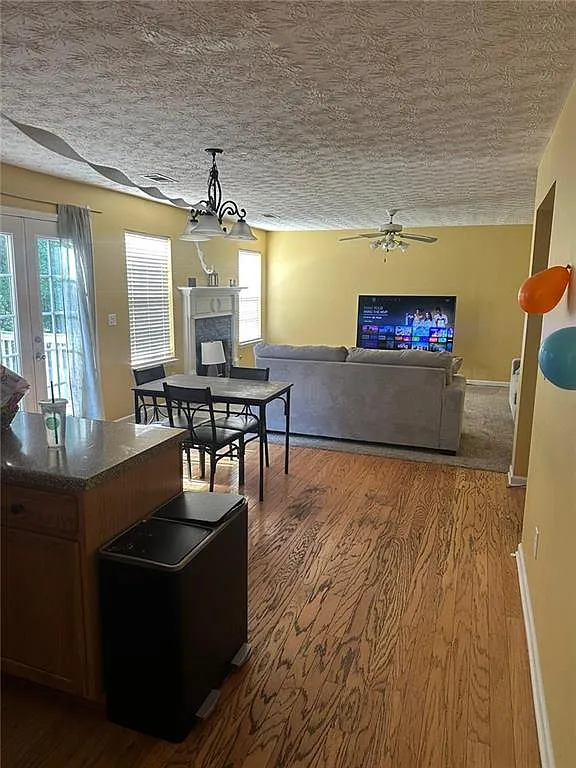 4 bed, 2.5 bath, 3919 sqft, $2,500 — Photo 4