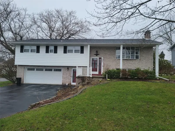 327 Stein Dr, Endicott, NY 13760