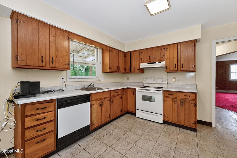 4th image of 14 Rolling Brook Drive