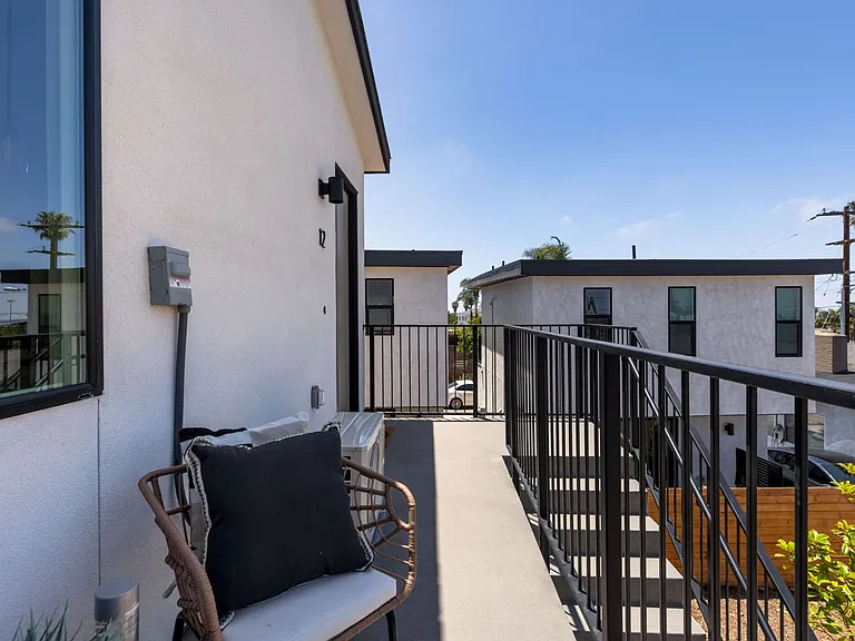 1613 Burton St — Photo 15