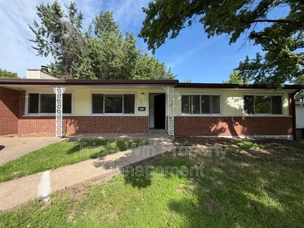 945 Paddock Dr, Florissant, MO 63033