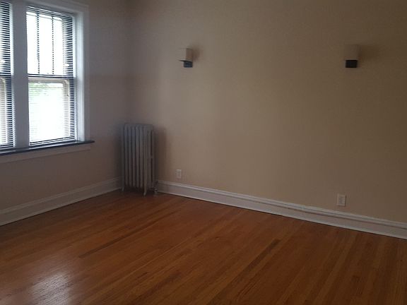 4th image of 905 Lyman Ave APT 2