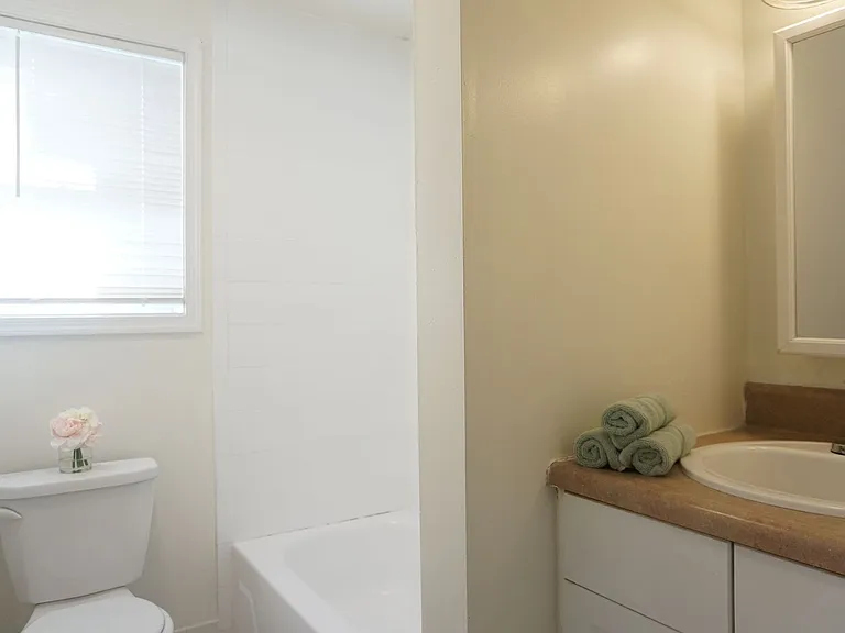 Montrose Apartments — Photo 16