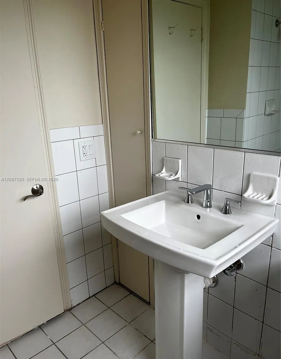 3 bed, 2.0 bath, $4,800 — Photo 2