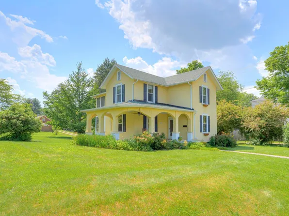 402 Randolph St, Radford, VA 24141