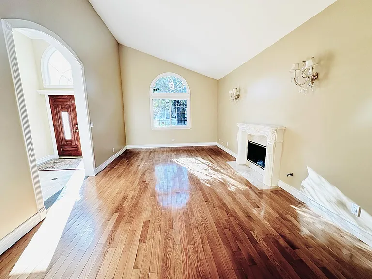 5960 Topeka Dr — Photo 2