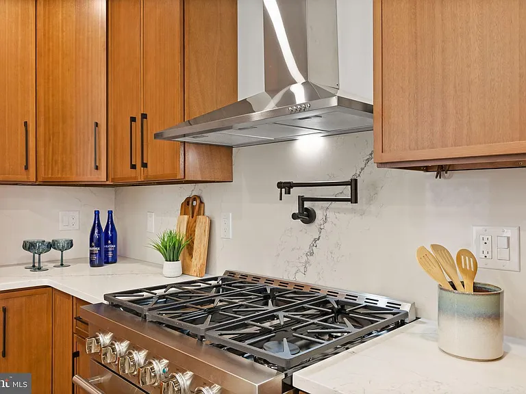 2308 Christian St — Photo 14