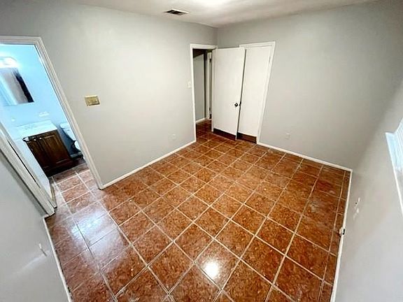 3rd image of 2821 Bennett St