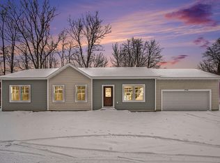 17753 Country Ln, Spring Lake, MI 49456