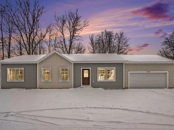 17753 Country Ln, Spring Lake, MI 49456