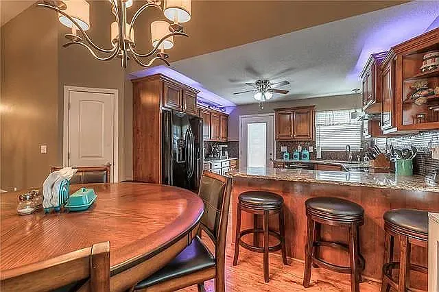 2125 Birch St — Photo 7