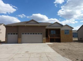 705 Farmstead Ct, Mandan, ND 58554