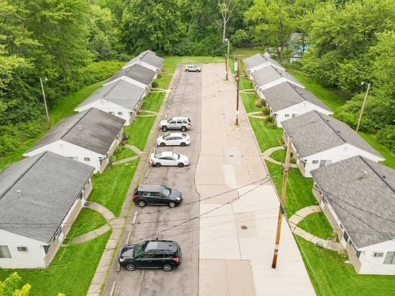 4th image of 328 Marion Ave #4