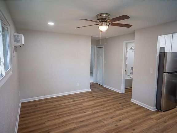 3rd image of 2835 Woodland Ave