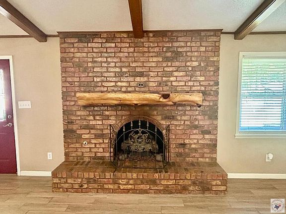 4th image of 303 Pin Oak St