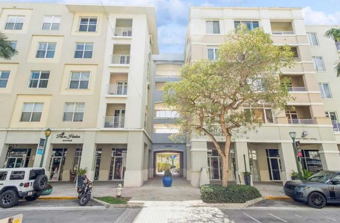 1 bed, 719 sqft, $2,400 — Photo 1