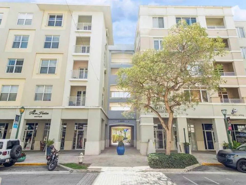 1200 Town Center Dr #305