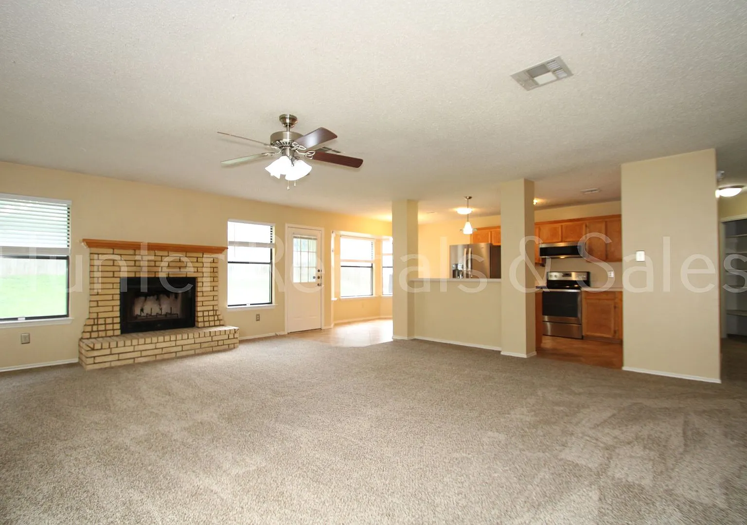 Charming 3-Bedroom Home with New Carpet and Spacious Backyard — Photo 3