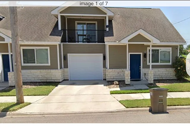 Building Photo - 723 W Hill Dr #3
