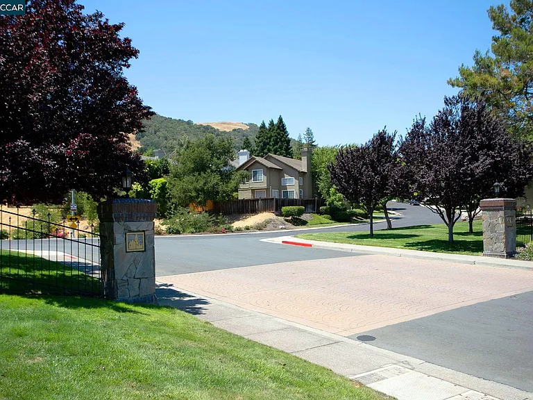 1319 Strawberry Ct — Photo 26