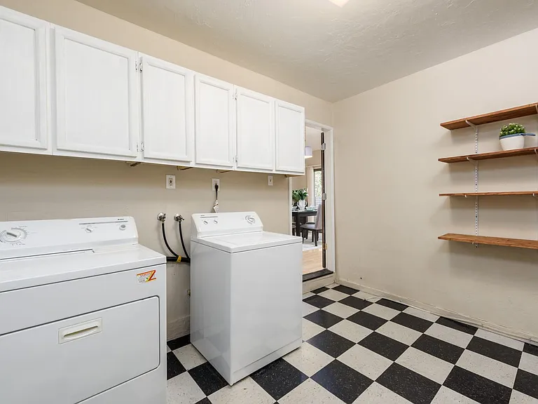 2306 E 8th St — Photo 20