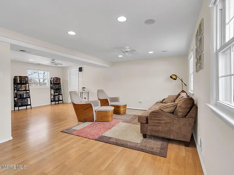 9 Chatham Dr — Photo 14