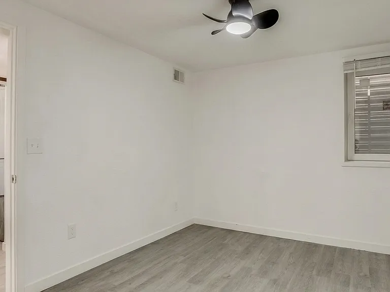 11646 Lincoln St — Photo 24