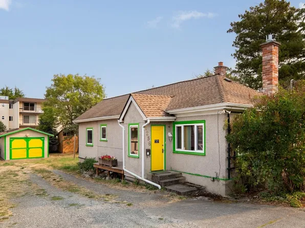 1256 Walnut St, Victoria, BC V8T 1N6