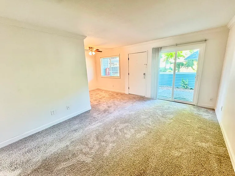 356 Robinson St #32 — Photo 5