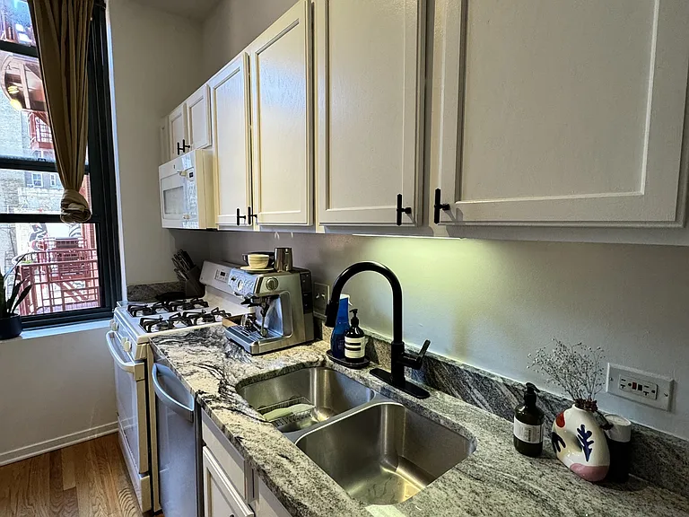 208 W Washington St #1208 — Photo 3
