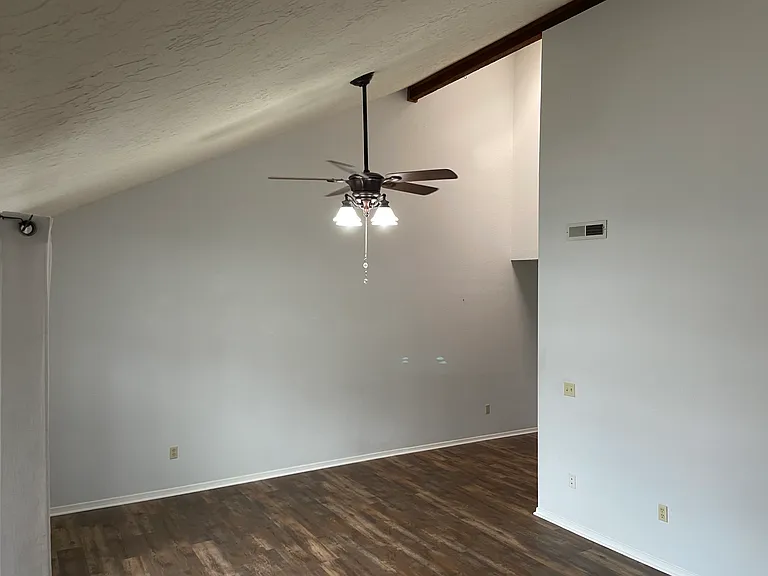617 S Broadway St — Photo 5