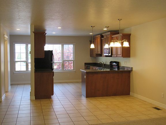 4th image of 1318 E Lake Springs Ln