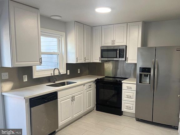 2nd image of 404 Cardinal Rd