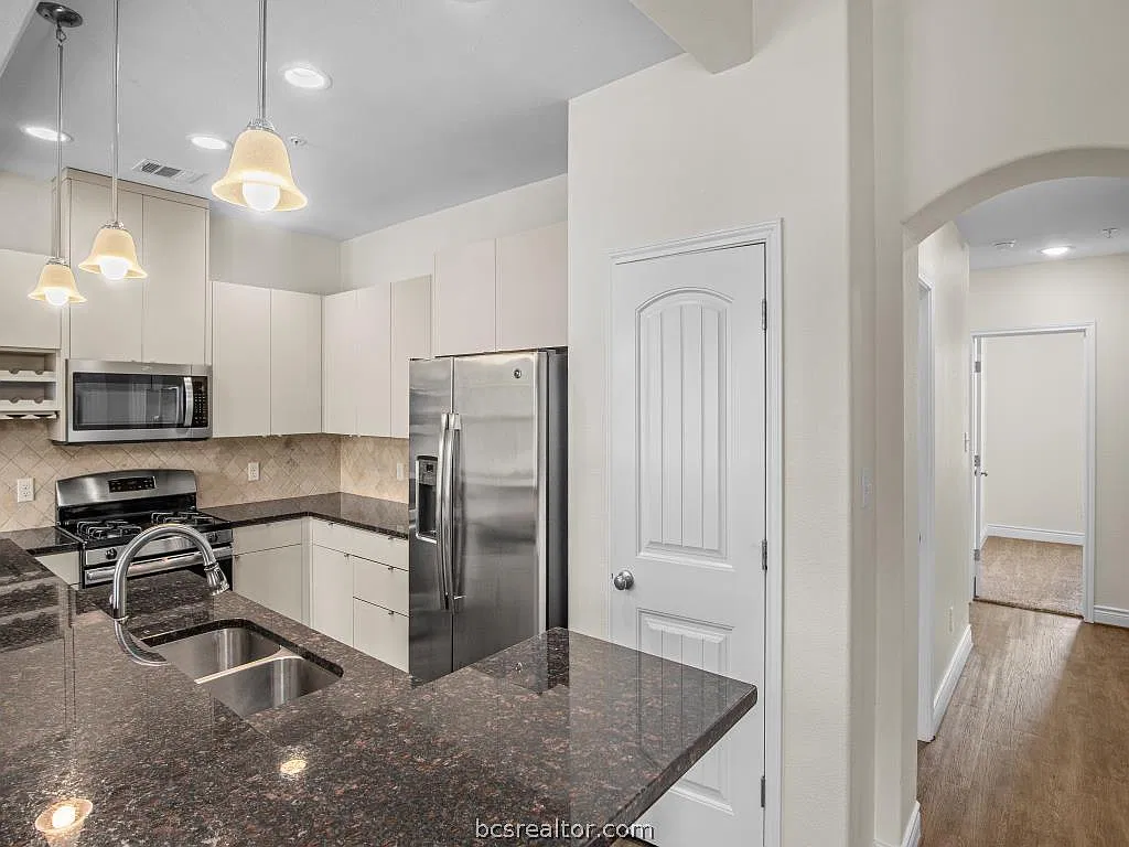 2 bed, 2.5 bath, 1170 sqft, $1,325 — Photo 3