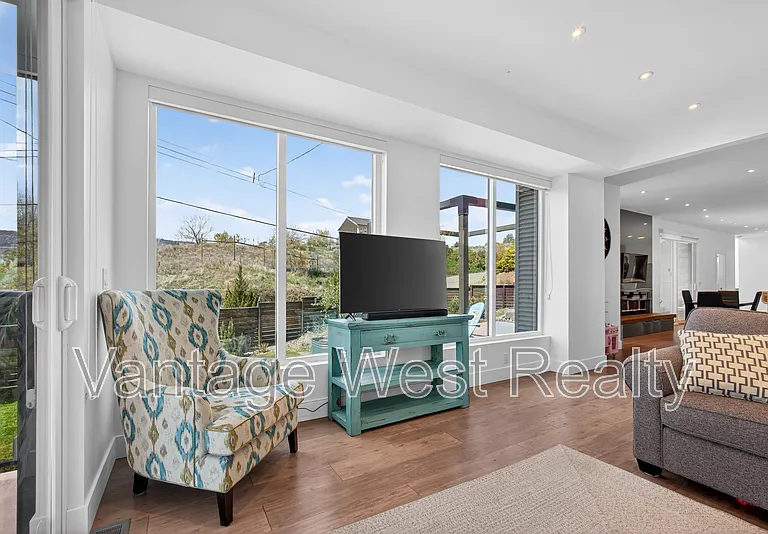 3859 Carrall Rd #1 — Photo 38