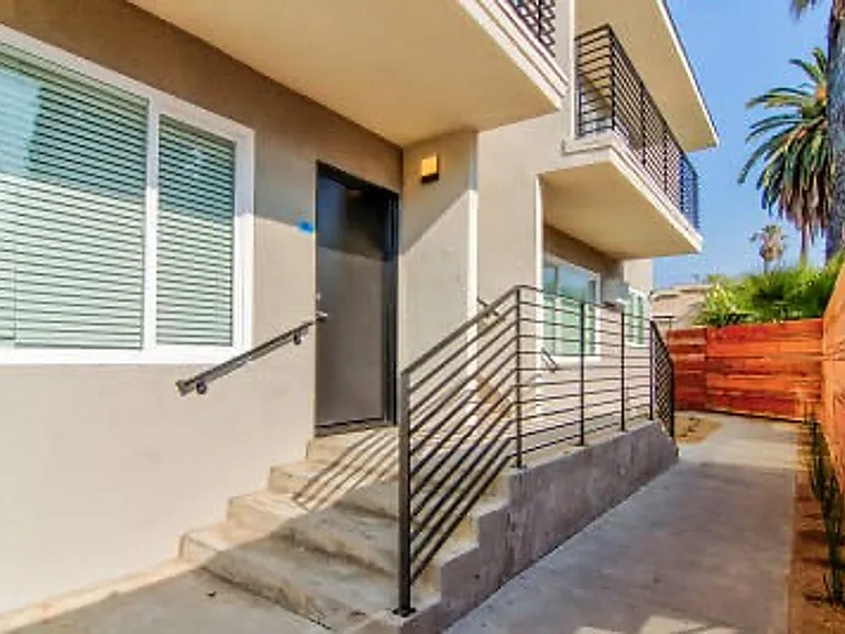 570 N Los Robles Ave — Photo 5