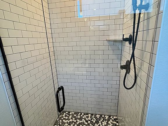 4th image of 1370 Yates St #3