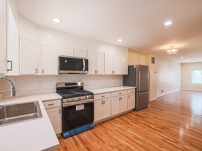 2729 E Monument St — Photo 9