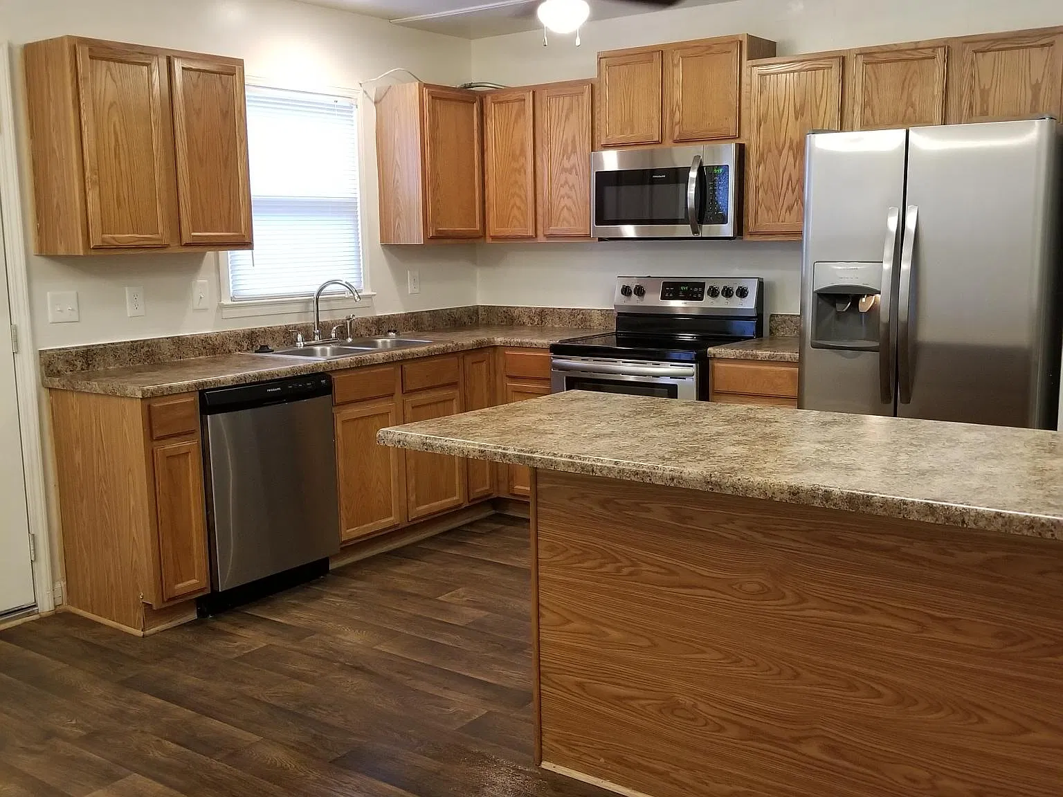 2 bed, 2.5 bath, 1332 sqft, $1,990 — Photo 2