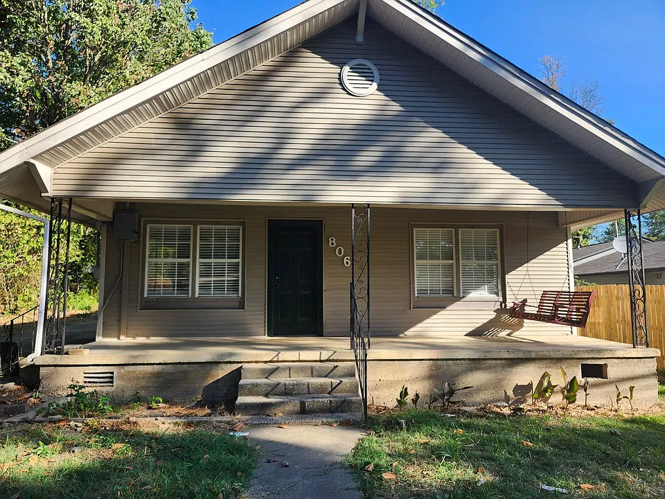 806 E North St