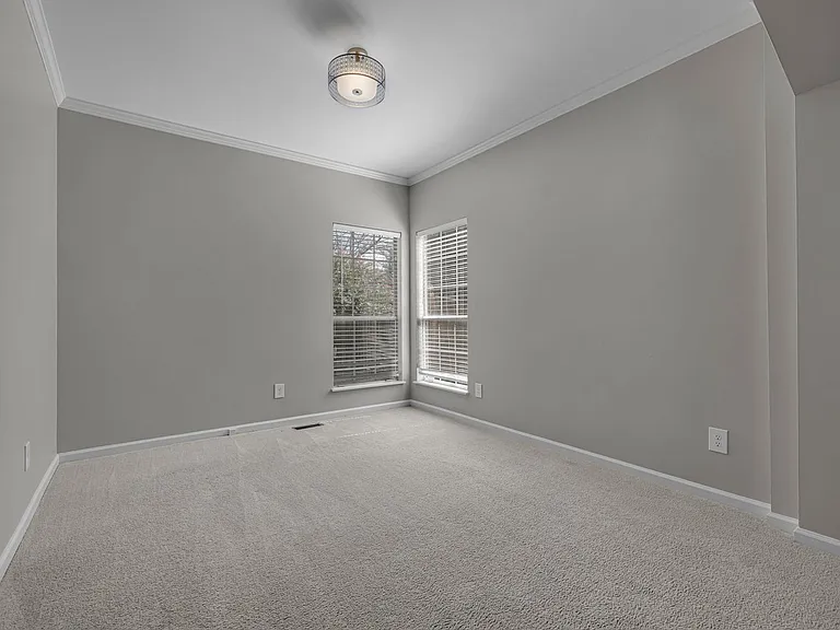 128 Clarendon Cir — Photo 11