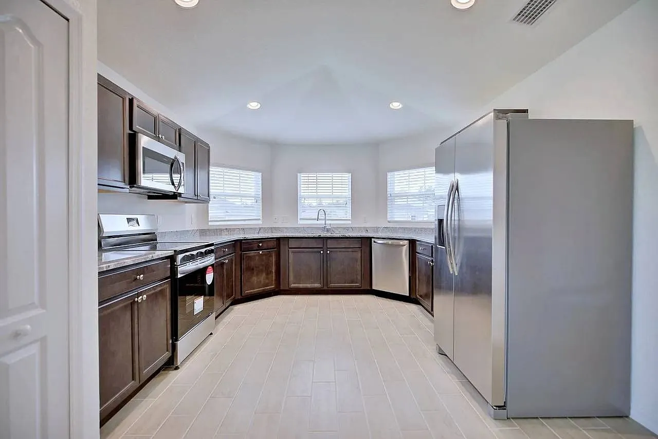 4 bed, 3.0 bath, 1807 sqft, $2,300 — Photo 4