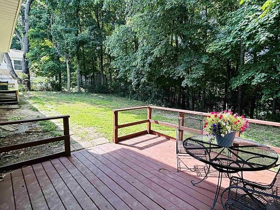 3rd image of 100 Foxwood Ct