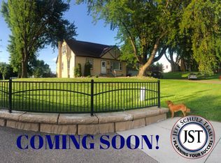 38 10th St W, Waconia, MN 55387