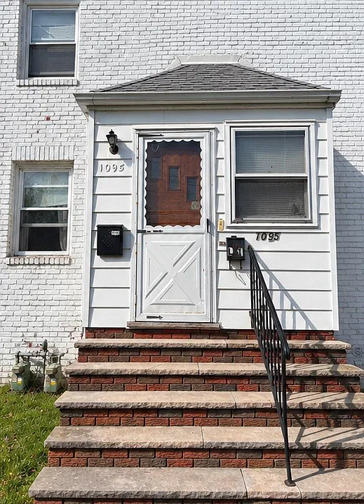 2 bed, 800 sqft, $1,700 — Photo 1