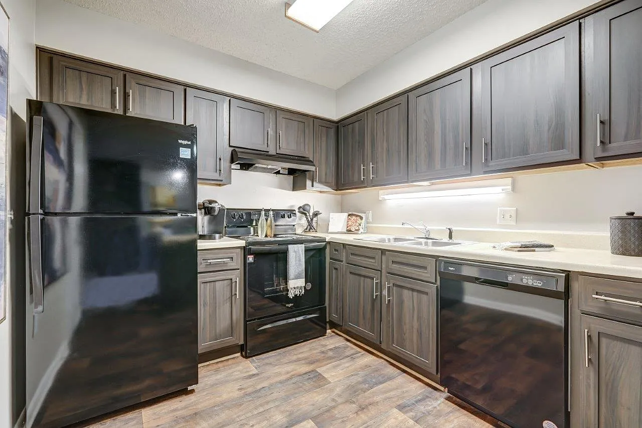 River Park Tower Apartment Homes — Photo 2